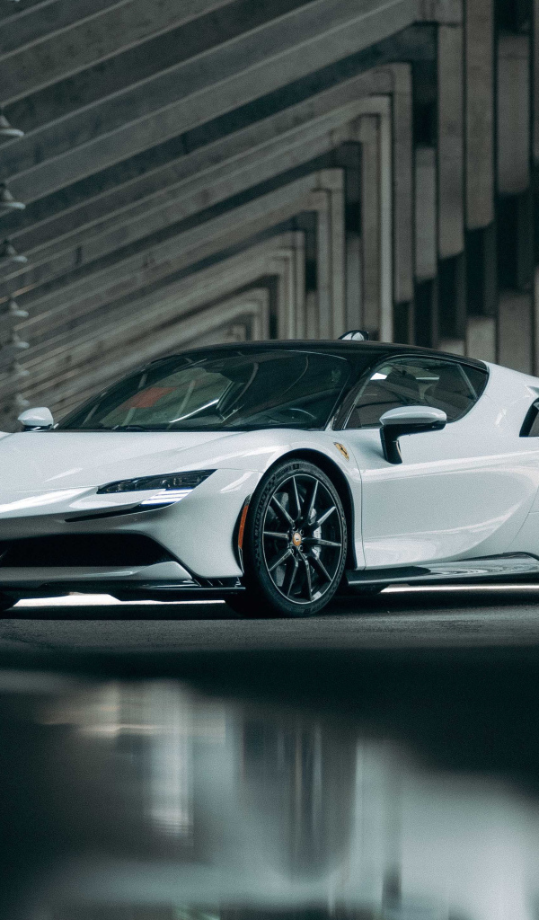 Белый автомобиль Ferrari SF90, 2021 года в ангаре 