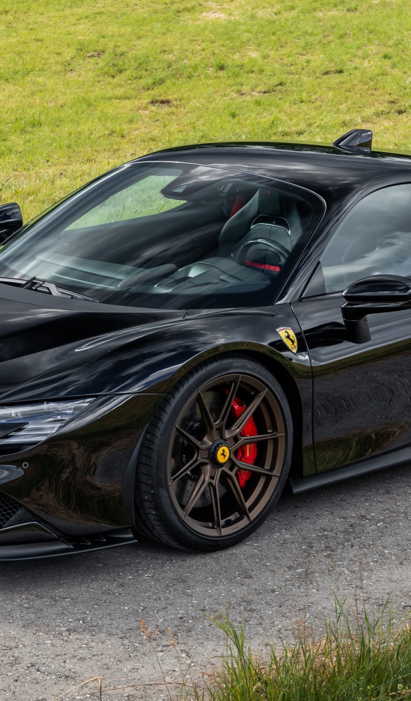 Черный быстрый автомобиль Novitec Ferrari SF90 Stradale 2021 года 