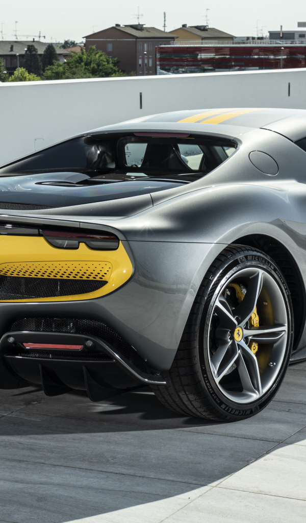 Автомобиль Ferrari 296 GTB Assetto Fiorano 2022 года вид сзади