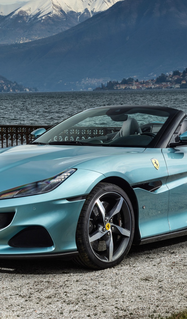 Красивый спортивный автомобиль Ferrari Portofino M 2021  года