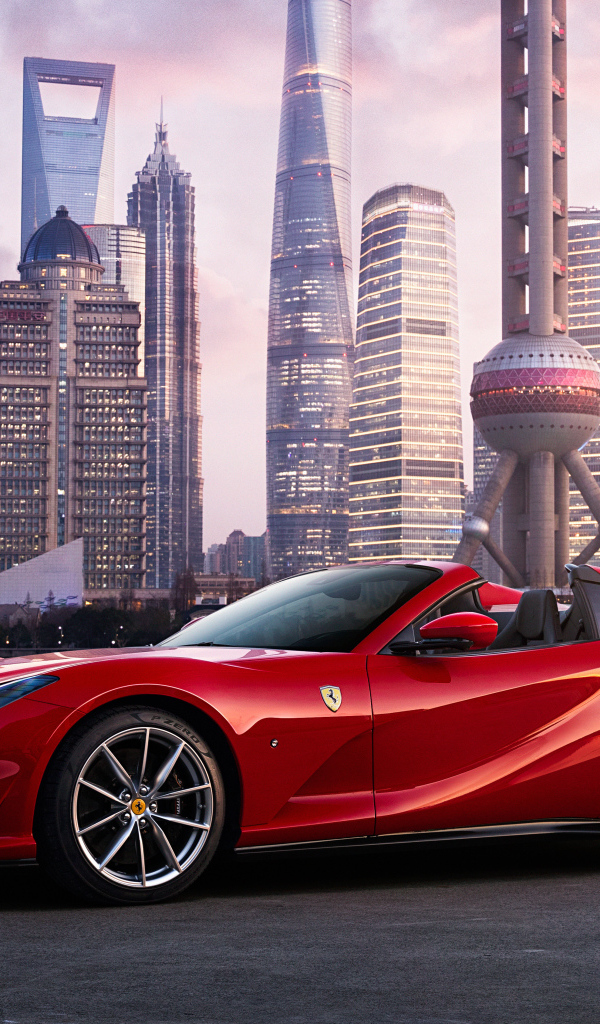 Дорогой красный автомобиль Ferrari 812 GTS на фоне города