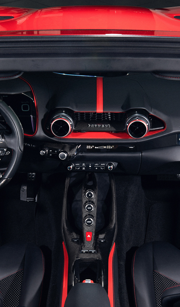 Черный салон красного автомобиля Ferrari 812 GTS