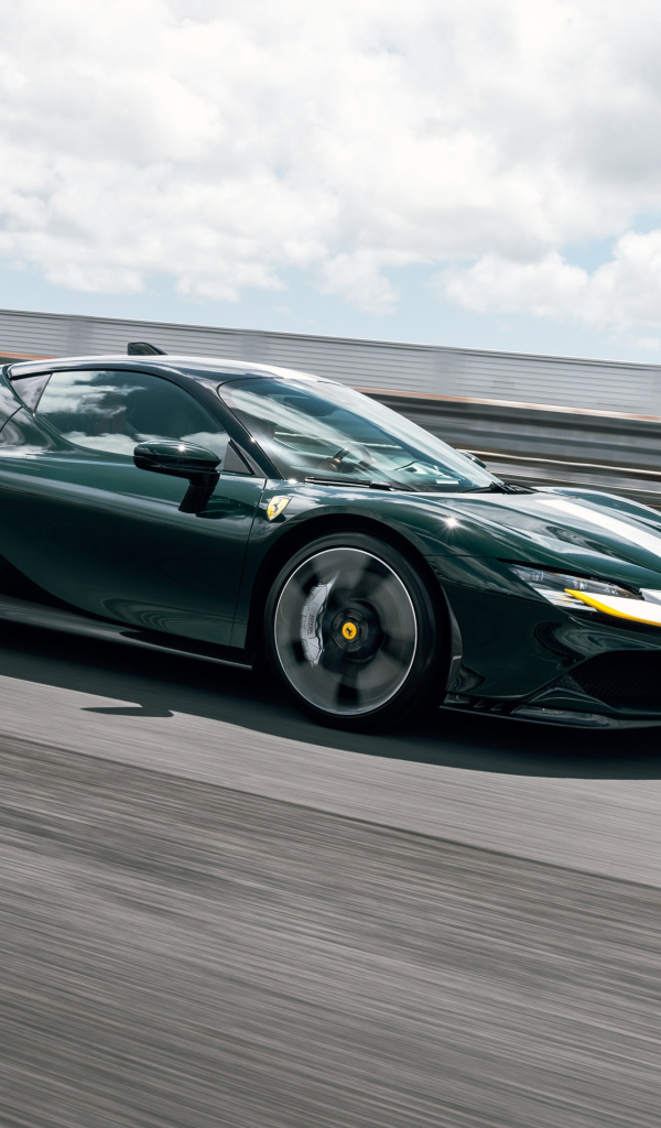 Зеленый Ferrari SF90 Stradale Assetto Fiorano на трассе
