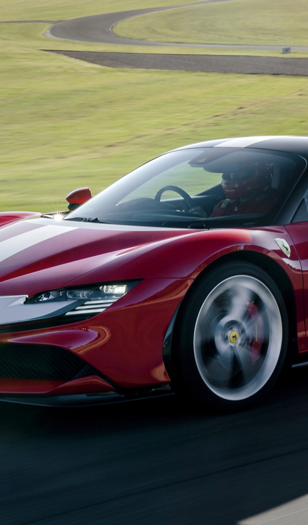 Красный быстрый Ferrari SF90 на трассе