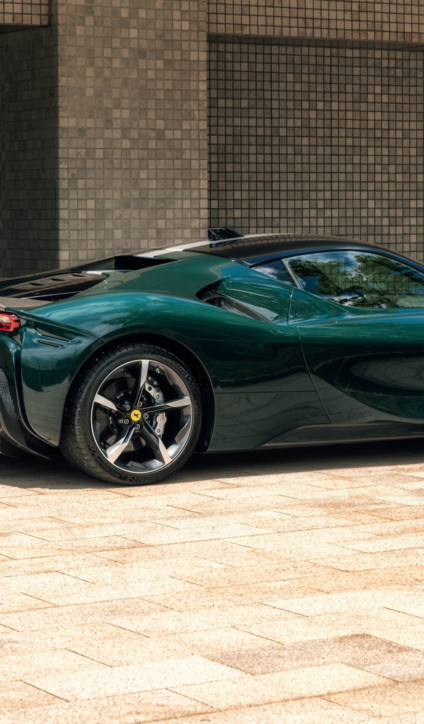 Спортивный Ferrari SF90 Stradale Assetto Fiorano у стены