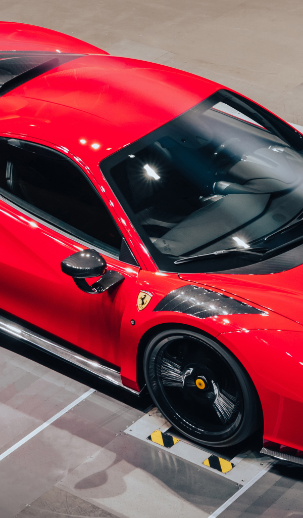 Вид сверху на красный спорткар Novitec Ferrari F8 Tributo N-Largo 2021 года