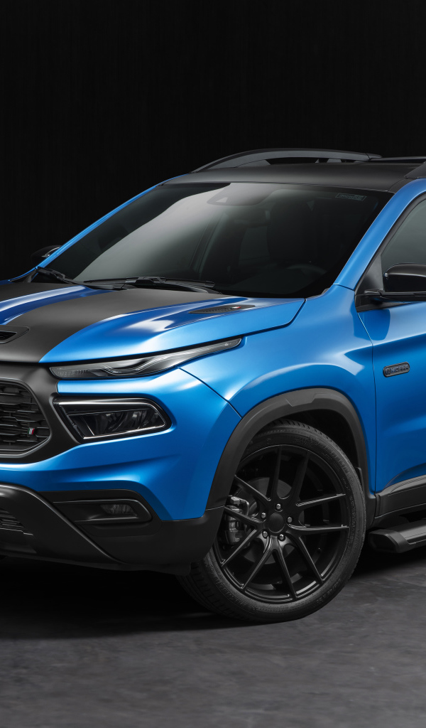 Голубой автомобиль Fiat Toro Mopar Show Car 2021 года на черном фоне