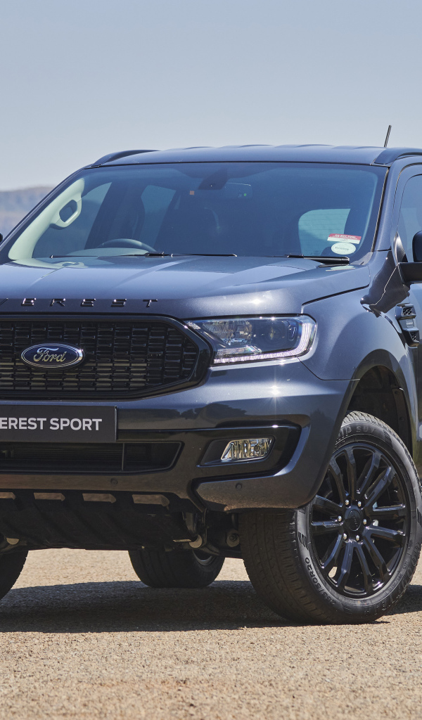 Внедорожник Ford Everest Sport 2021 года на дороге