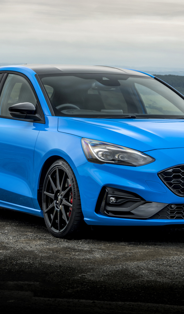 Голубой автомобиль Ford Focus ST Edition 2021 года