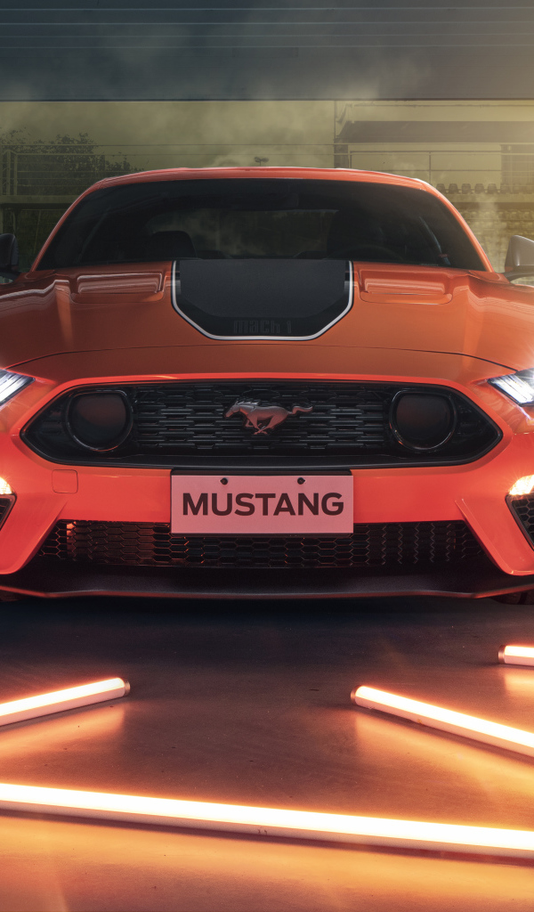 Включенные фары автомобиля Ford Mustang Mach 1, 2021 года