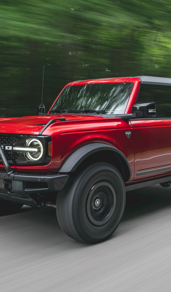 Красный внедорожник  Ford Bronco 2-Door 2021 года на дороге
