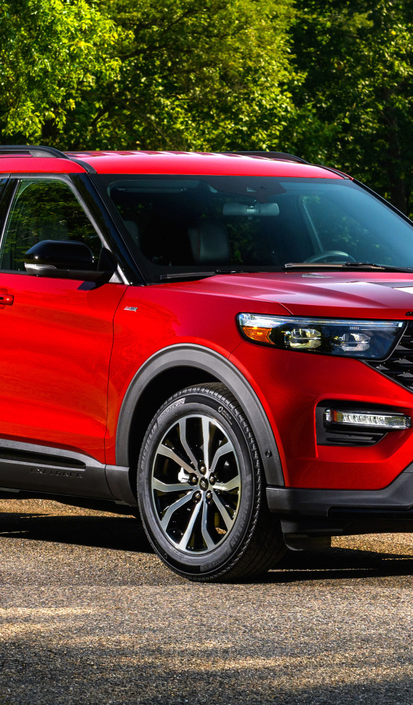 Красный Ford Explorer ST-Line, 2022 года в парке
