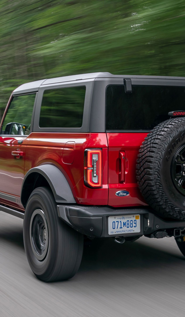 Красный джип Ford Bronco 2-Door, 2021 года вид сзади 