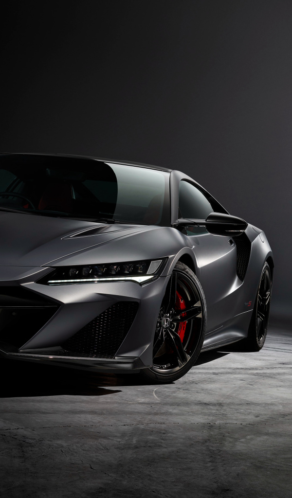 Серый быстрый автомобиль Honda NSX на сером фоне 