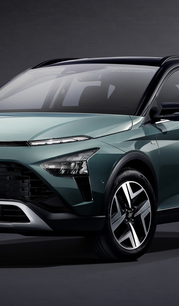 Автомобиль Hyundai Bayon 2021 года на сером фоне