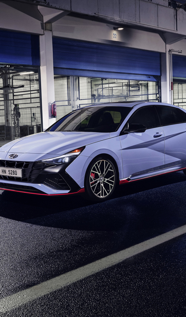 Автомобиль Hyundai Elantra N 2021 года у гаража