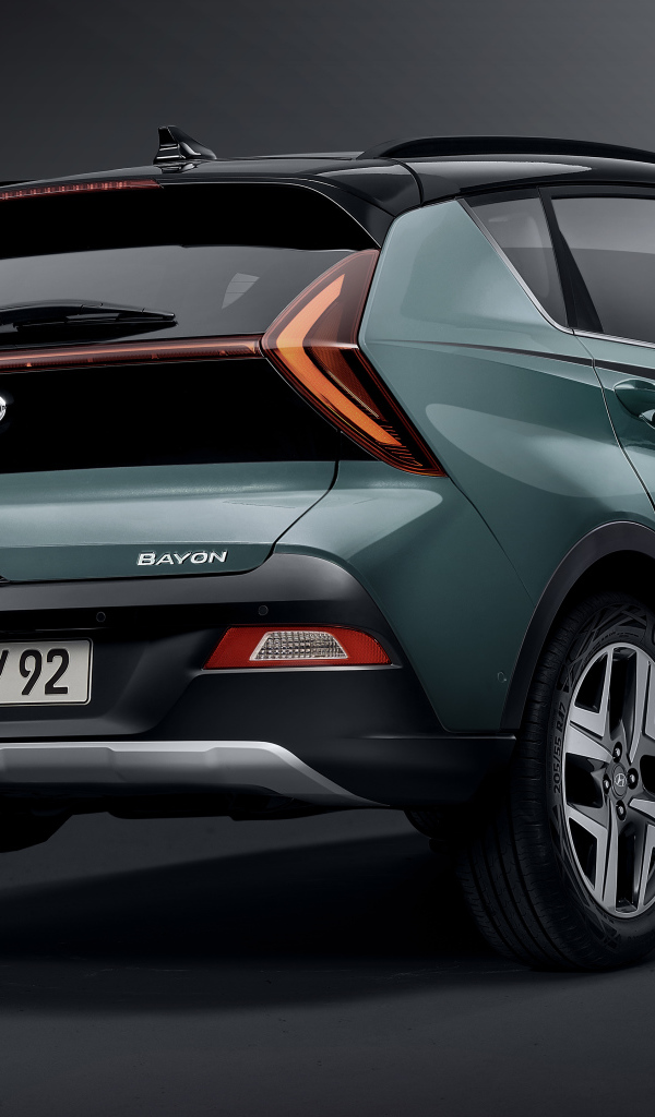 Автомобиль Hyundai IONIQ 5 2021 года вид сзади на сером фоне