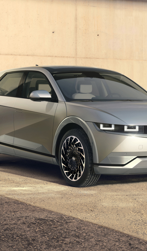 Электромобиль Hyundai IONIQ 5 2021 года на заправке