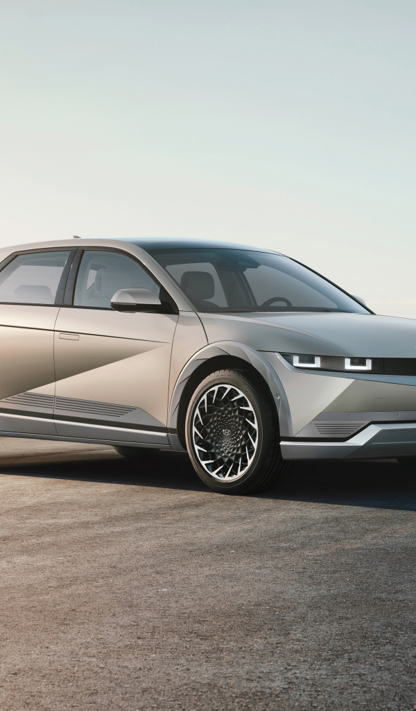 Автомобиль Hyundai IONIQ 5 2021 года в лучах солнца