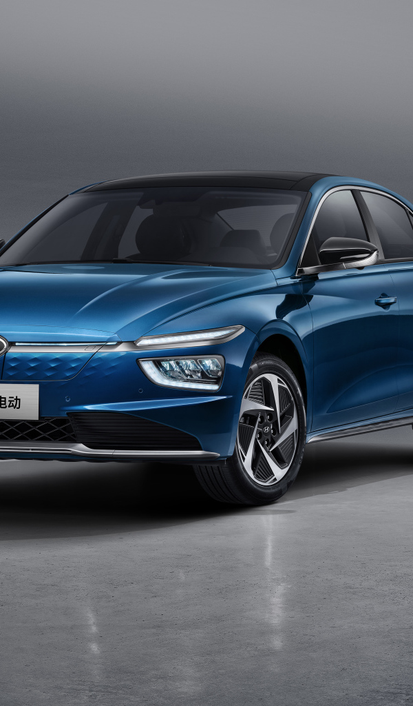 Автомобиль Hyundai Mistra EV 2021 года на сером фоне
