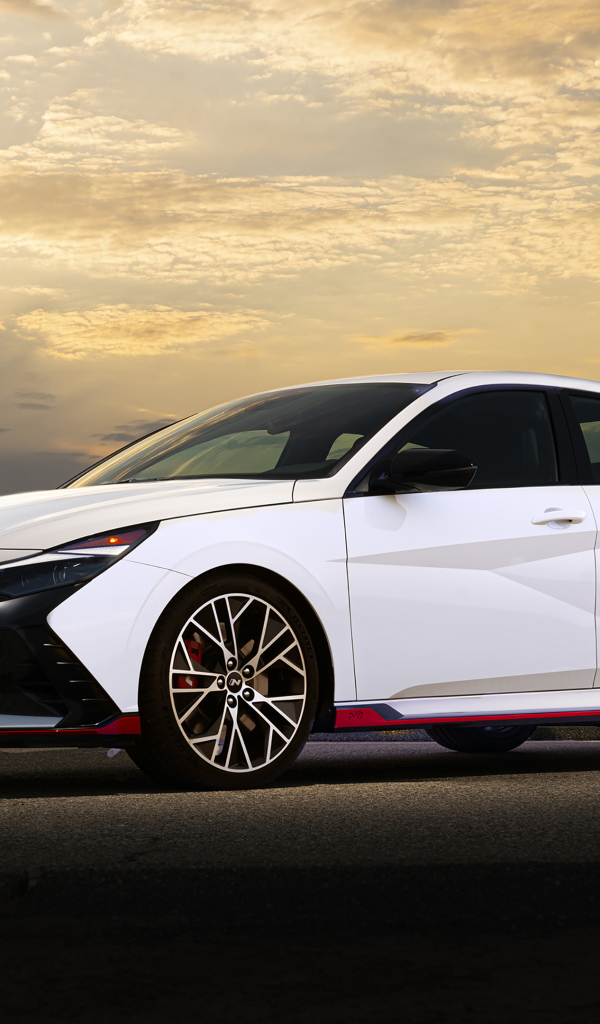 Белый Hyundai Elantra N, 2022 года на фоне неба