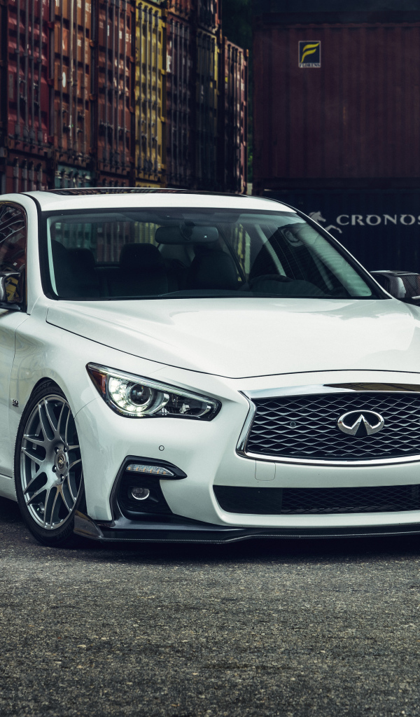 Белый автомобиль Infiniti Q50, 2021 года в порту