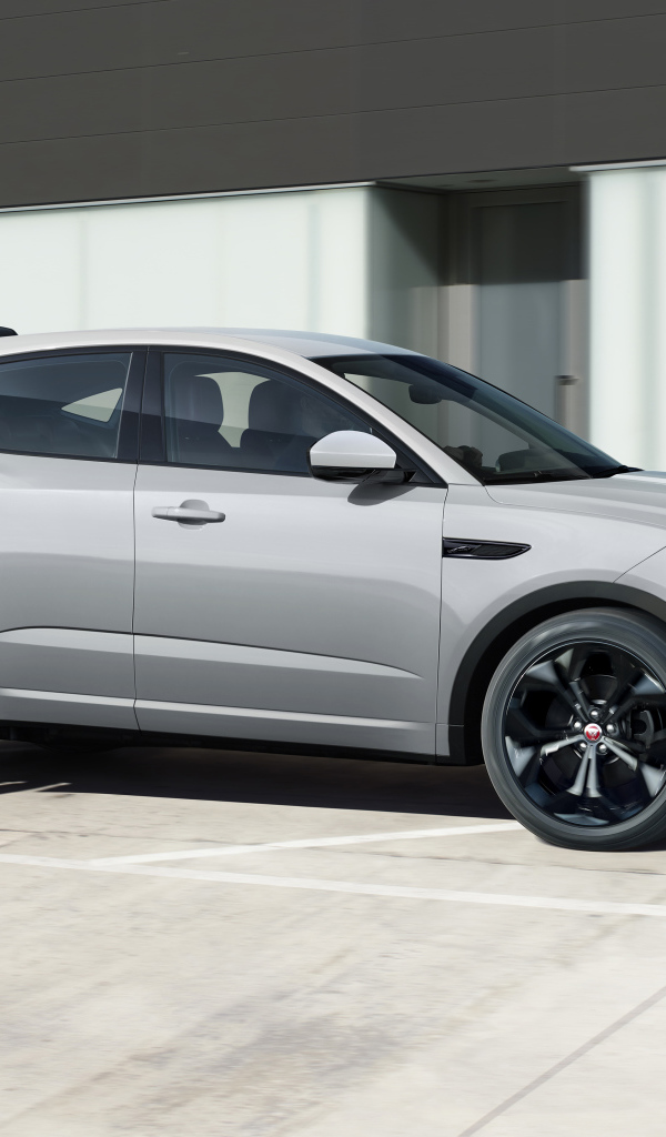 Серебристый кроссовер Jaguar E-Pace R-Dynamic Black Pack 2021 года