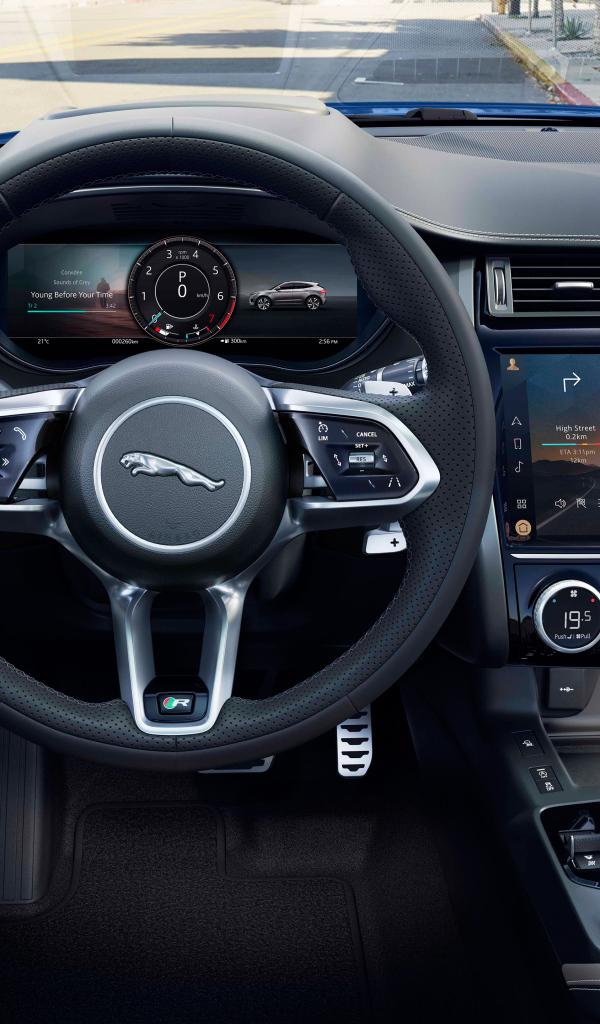 Черный салон автомобиля Jaguar E-Pace R-Dynamic Black Pack 2021 года