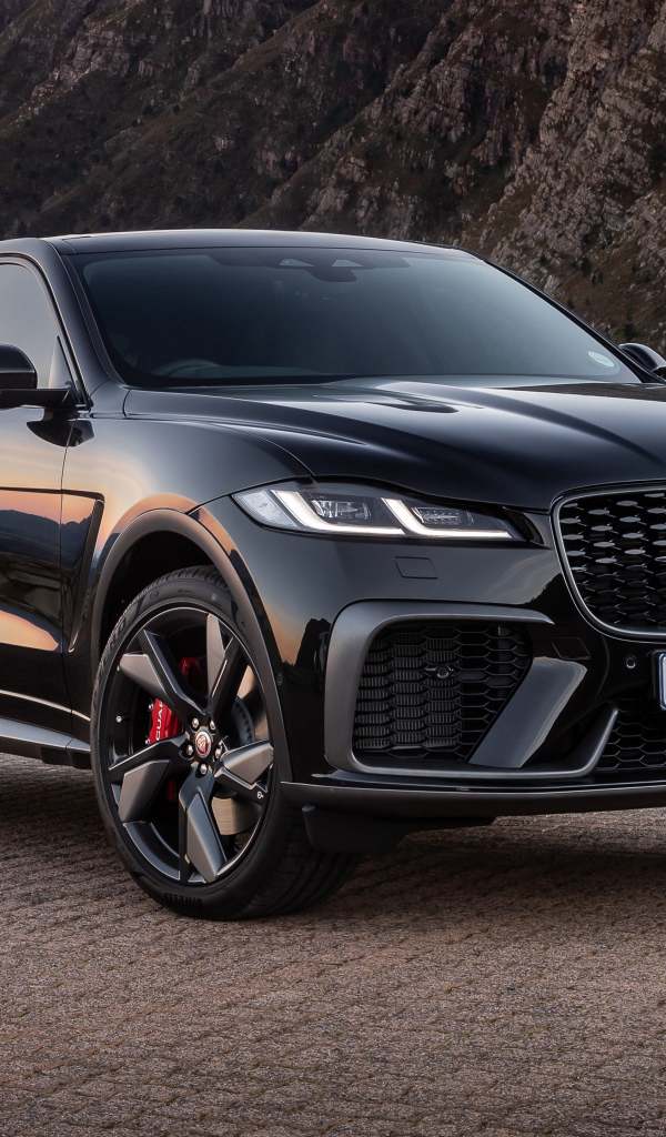 Черный Jaguar F-Pace SVR 2021  года на фоне гор