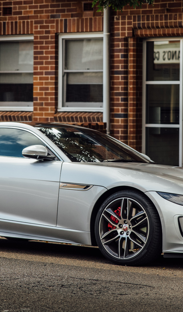 Серый автомобиль Jaguar F-Type P380, у стены