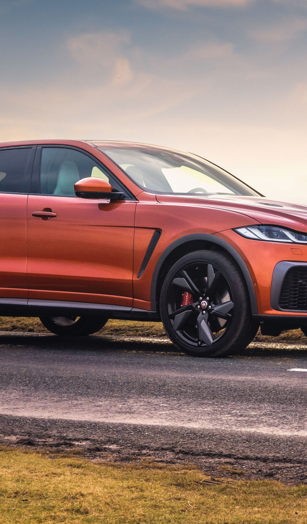 Кроссовер Jaguar F-Pace SVR на дороге