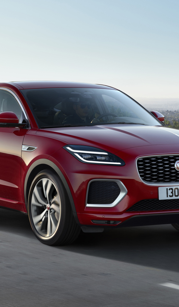 Красный автомобиль Jaguar E-Pace R-Dynamic 2021 года на мосту