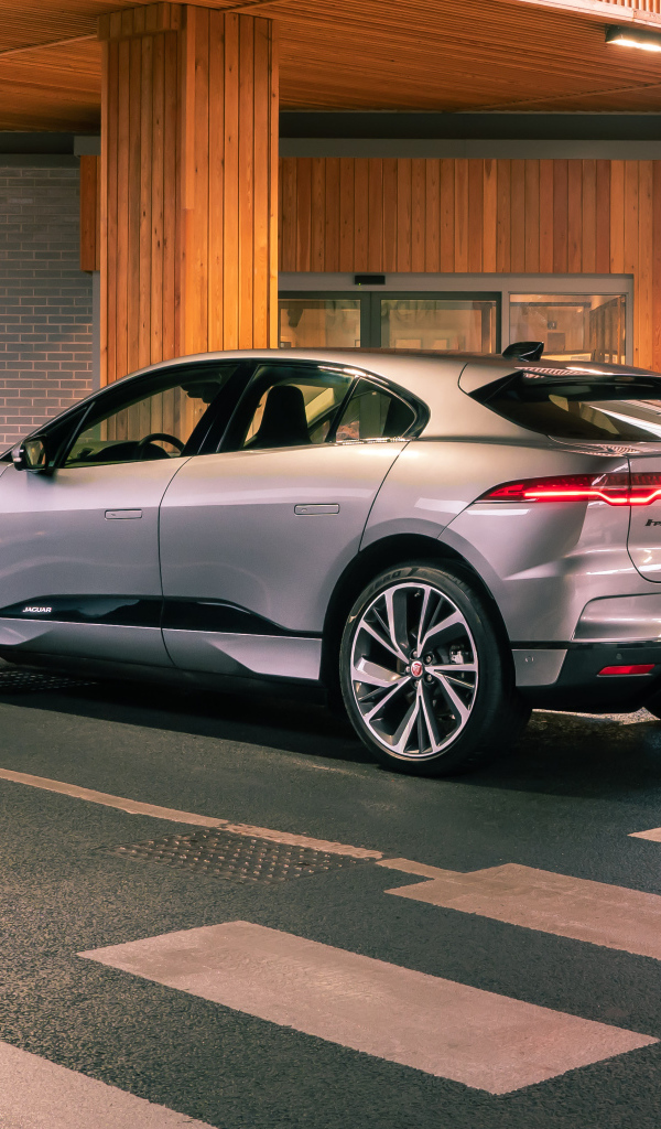 Серебристый автомобиль Jaguar I-Pace EV400 AWD S, 2021 года вид сзади