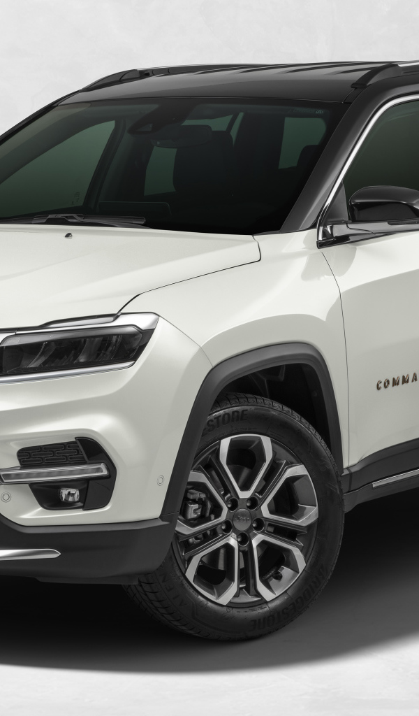 Внедорожник Jeep Commander Limited T270, 2021 года на сером фоне