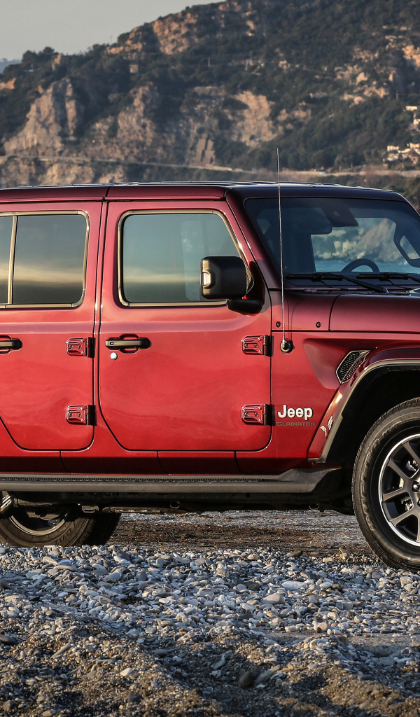 Пикап Jeep Gladiator 80th Anniversary 2021 года у воды