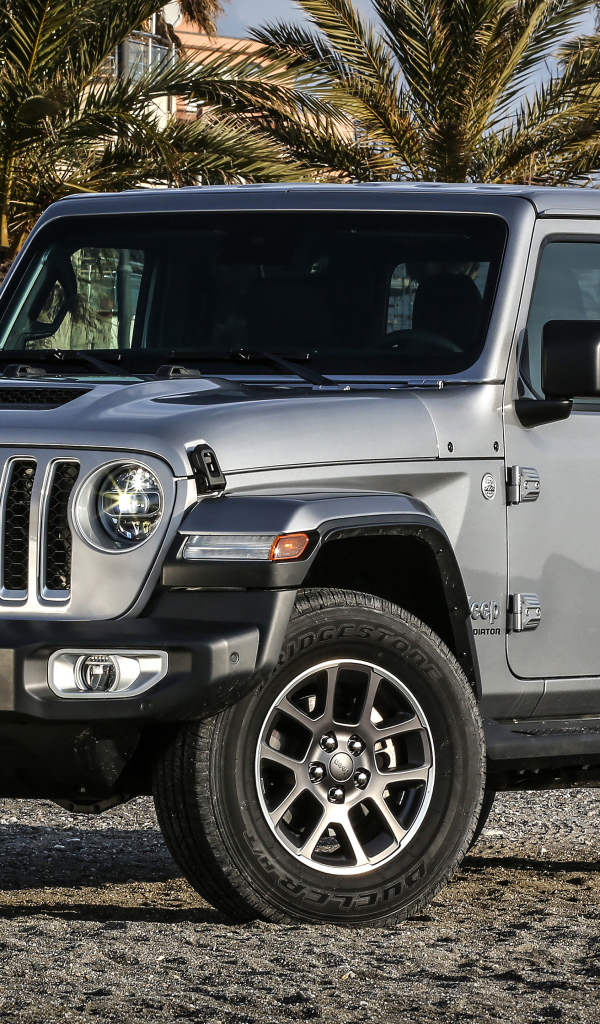 Серебристый пикап Jeep Gladiator Overland 2021 года