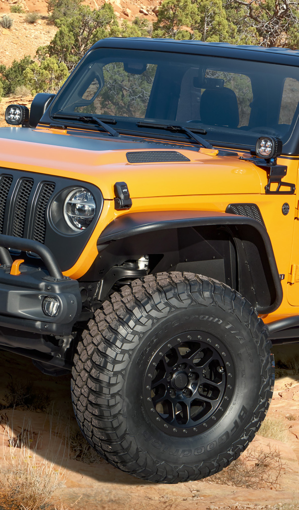 Внедорожник Jeep Orange Peelz 2021 года в горах