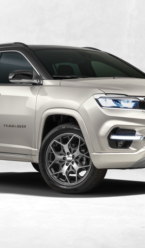 Серебристый внедорожник Jeep Commander Overland 2022 года