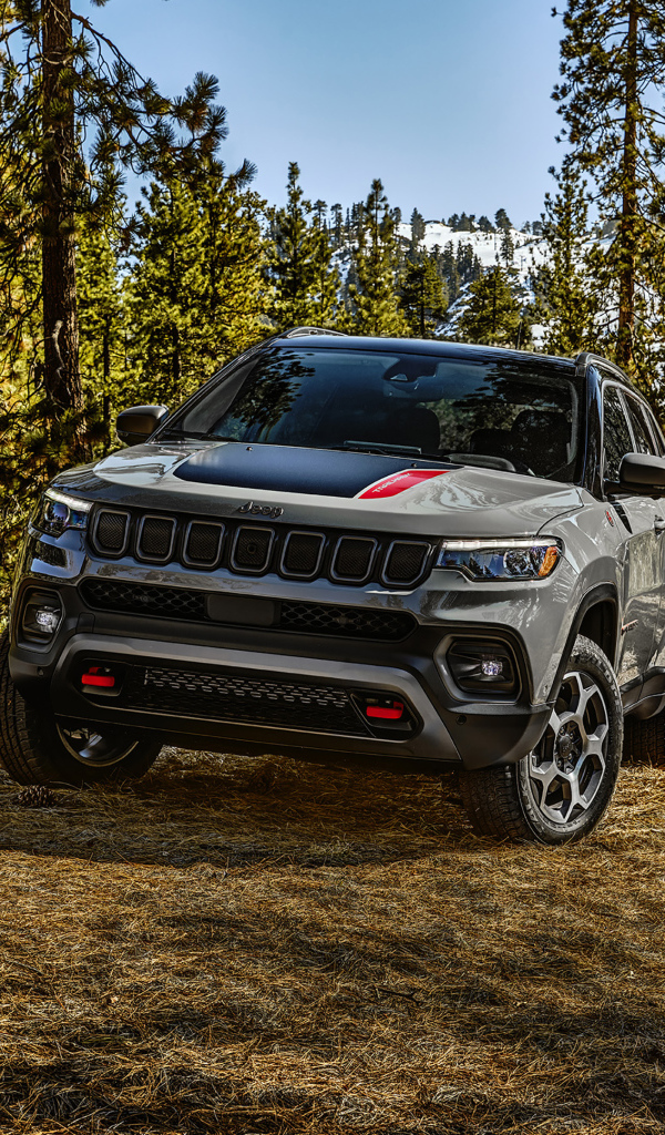 Внедорожник Jeep Compass Trailhawk, 2022 года в лесу