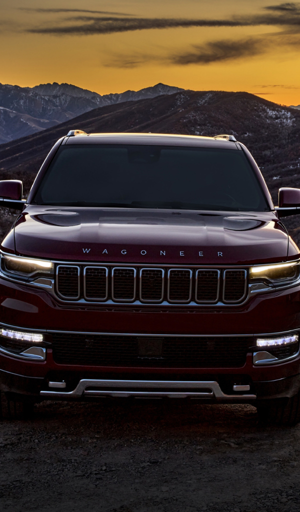 Внедорожник Jeep Wagoneer Series II Premium, 2022 года на фоне заката в горах