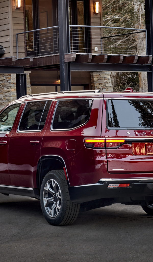 Красный внедорожник Jeep Wagoneer Series II Premium, 2022 года вид сзади
