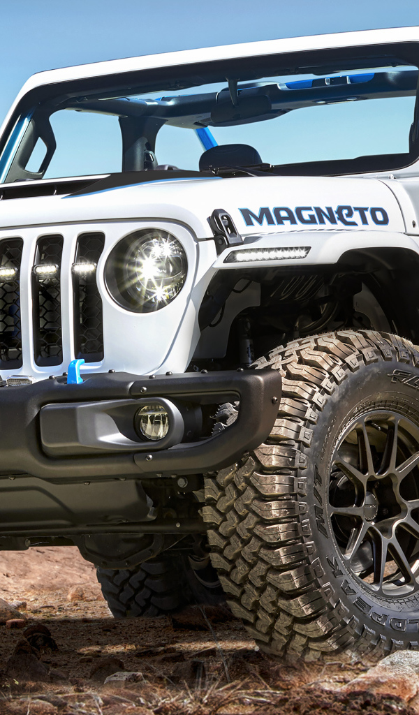 Спортивный Jeep Wrangler Magneto 2021 года в пустыне