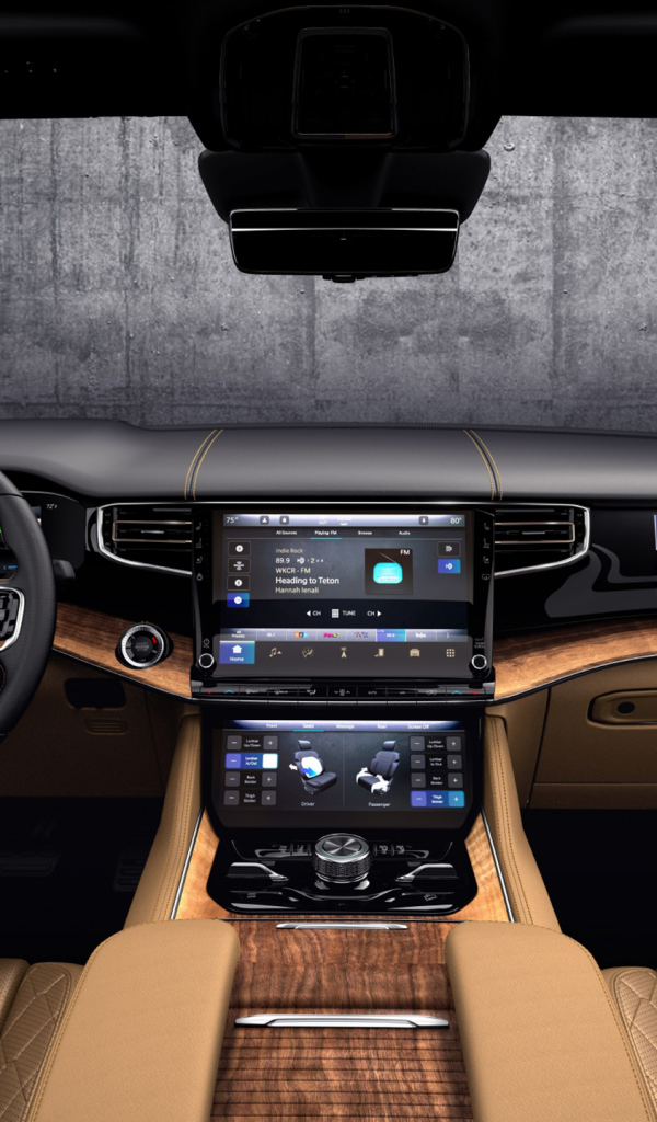 Стильный кожаный салон автомобиля Jeep Grand Wagoneer Series III, 2022 года