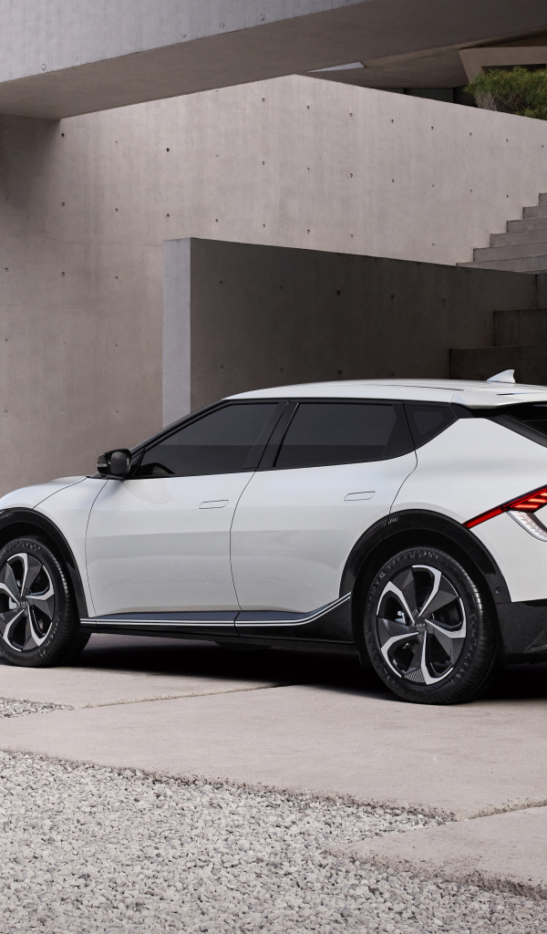 Белый кроссовер Kia EV6 2021 года вид сзади