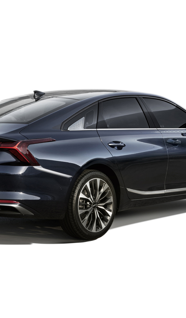 Черный автомобиль Kia K8 2021 года вид сзади