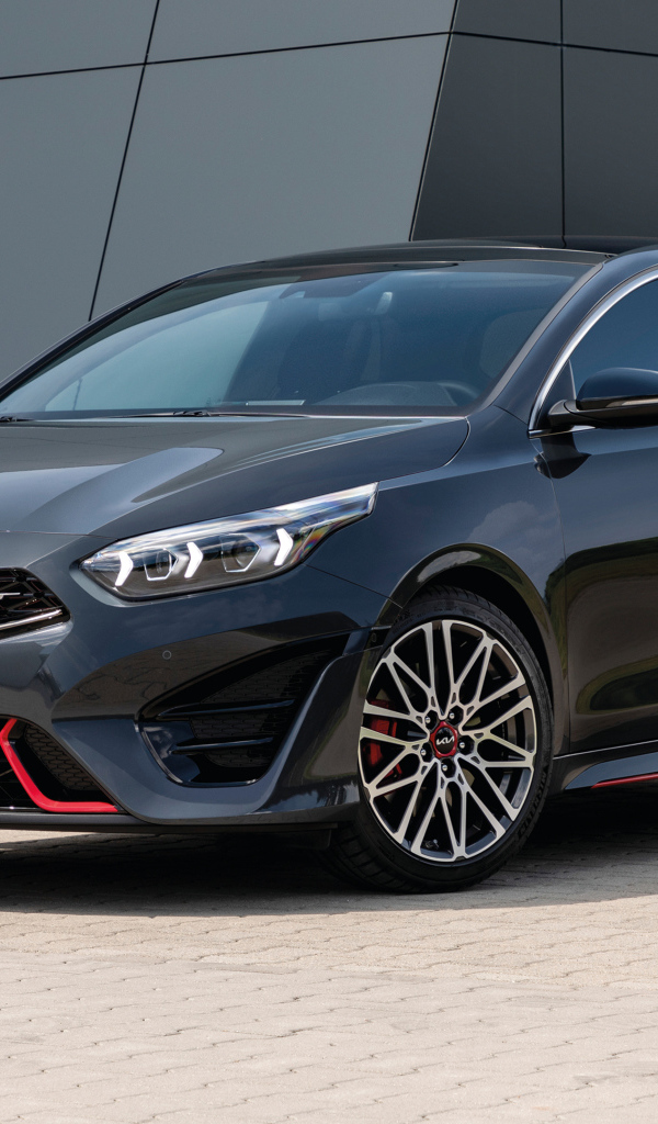Черный автомобиль Kia ProCeed GT 2021 года у стены