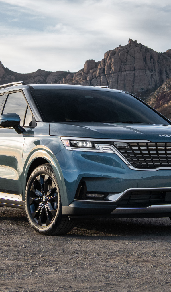 Внедорожник  Kia Carnival, 2022 года в горах