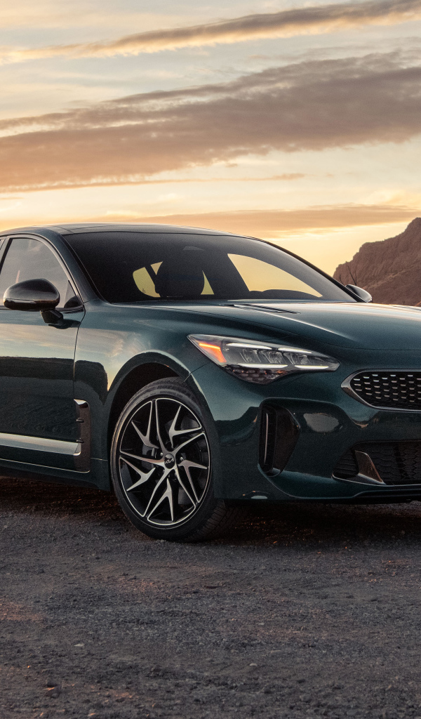 Автомобиль Kia Stinger GT Line AWD, 2022 года на фоне заката