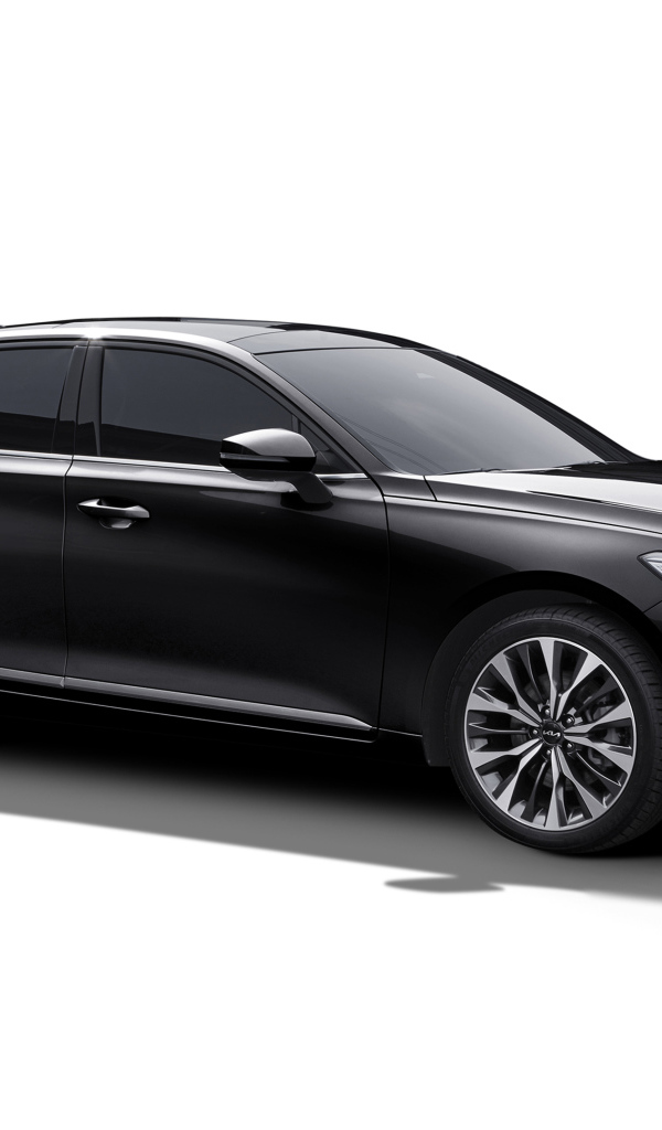 Черный стильный автомобиль Kia K8 2021 года на белом фоне