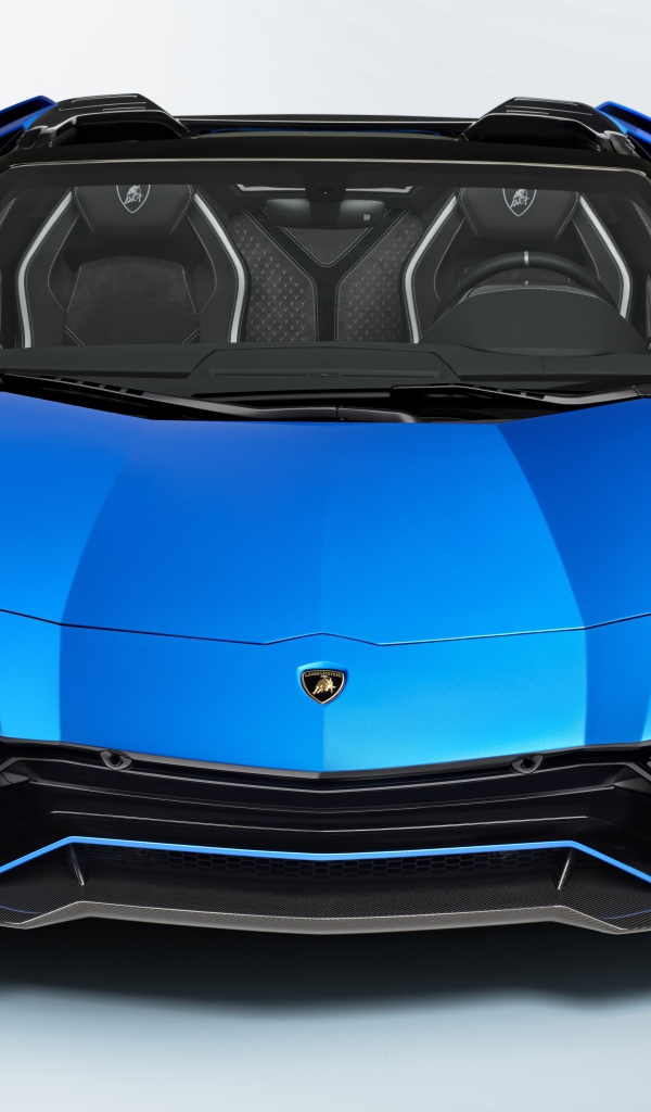 Синий автомобиль Lamborghini Aventador LP 780-4 Ultimate 2021 года вид спереди